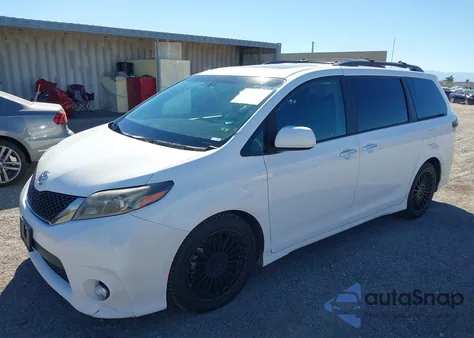 2017 Toyota Sienna Se Premium 8 Passenger z USA, uszkodzony, nr VIN 5TDXZ3DC8HS783989